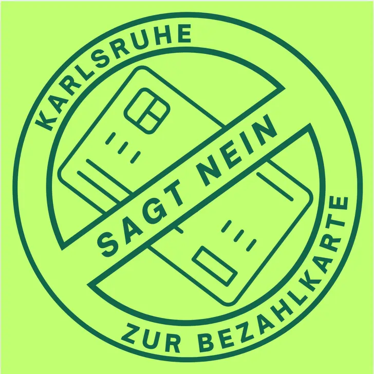Grünes Logo mit einer durchgestrichenen Illustration einer Bezahlkarte. Der umlaufende Text in Großbuchstaben lautet: "KARLSRUHE SAGT NEIN ZUR BEZAHLKARTE".